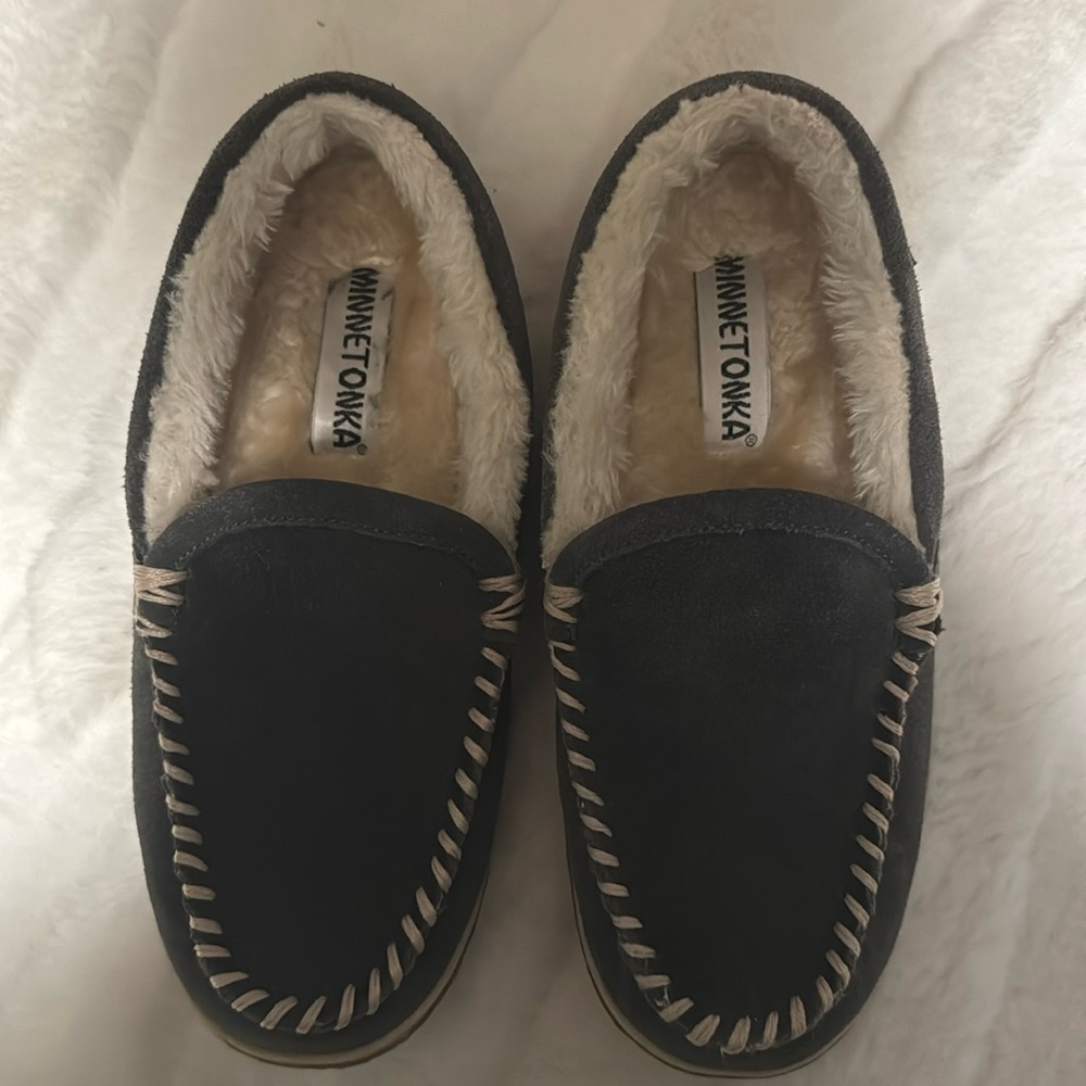 MinneTonka slippers. Size 8. Great condition.